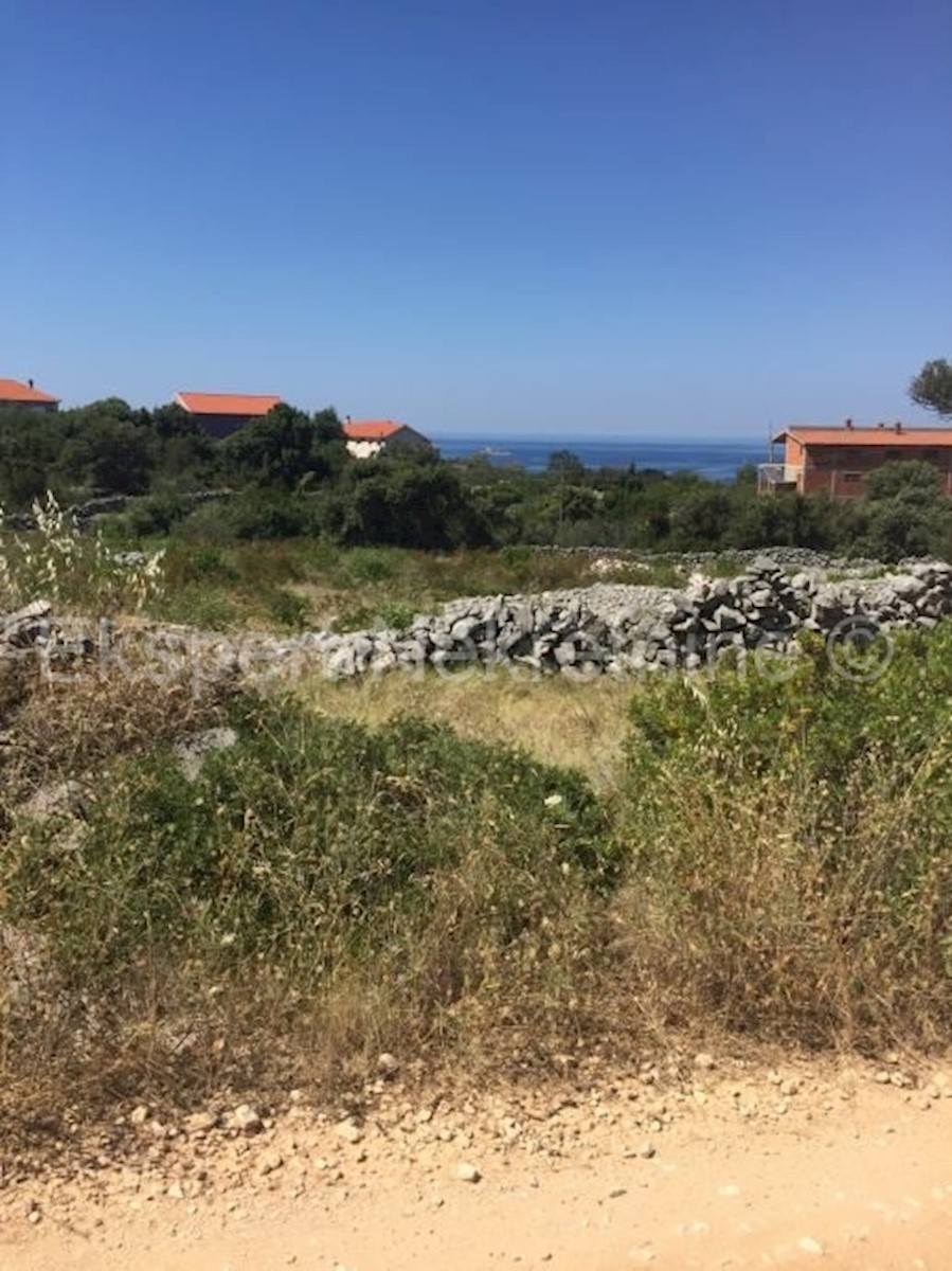 Vinišće, building plot 2871 m2, near water and electricity