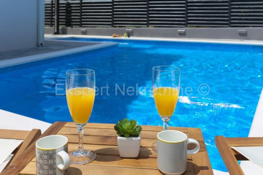 K. Kambelovac, casa indipendente con piscina, garage e cottage a 25 metri dal mare