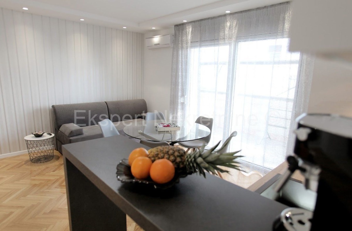 K. Kambelovac, casa indipendente con piscina, garage e cottage a 25 metri dal mare