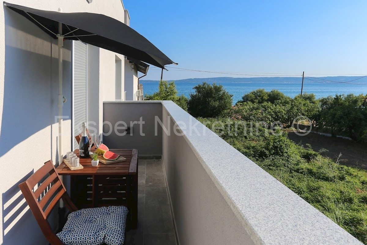 K. Kambelovac, casa indipendente con piscina, garage e cottage a 25 metri dal mare