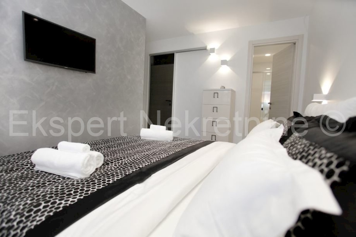 K. Kambelovac, casa indipendente con piscina, garage e cottage a 25 metri dal mare