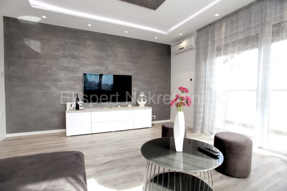 K. Kambelovac, casa indipendente con piscina, garage e cottage a 25 metri dal mare