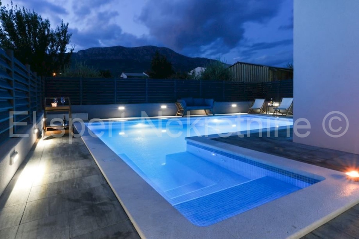 K. Kambelovac, casa indipendente con piscina, garage e cottage a 25 metri dal mare