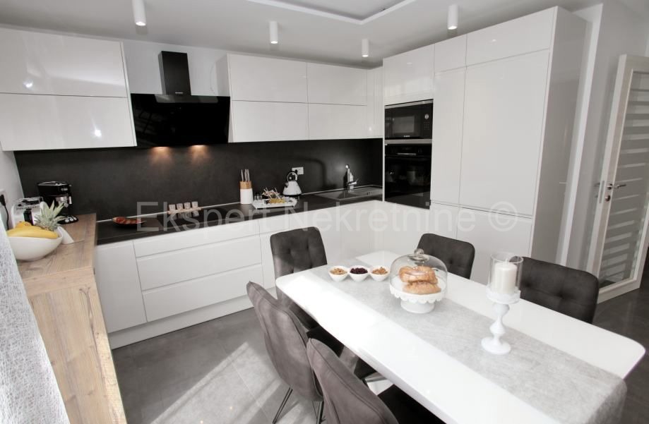 K. Kambelovac, casa indipendente con piscina, garage e cottage a 25 metri dal mare