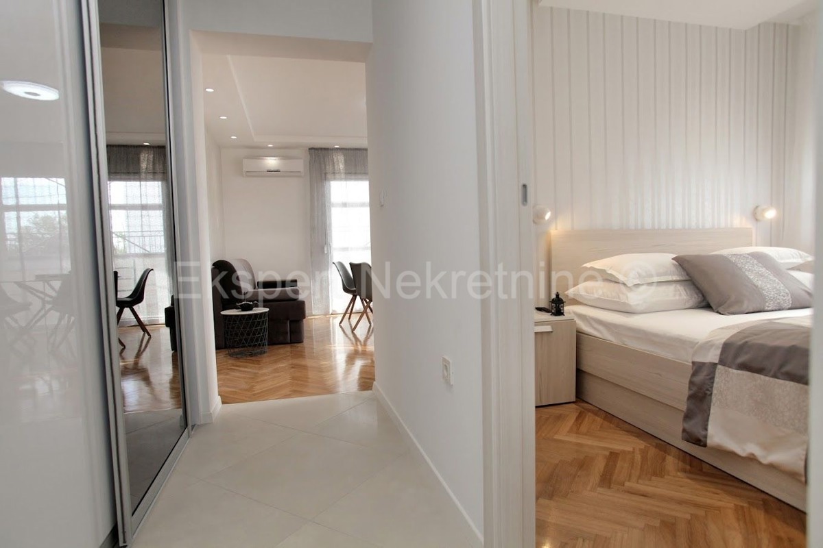 K. Kambelovac, casa indipendente con piscina, garage e cottage a 25 metri dal mare