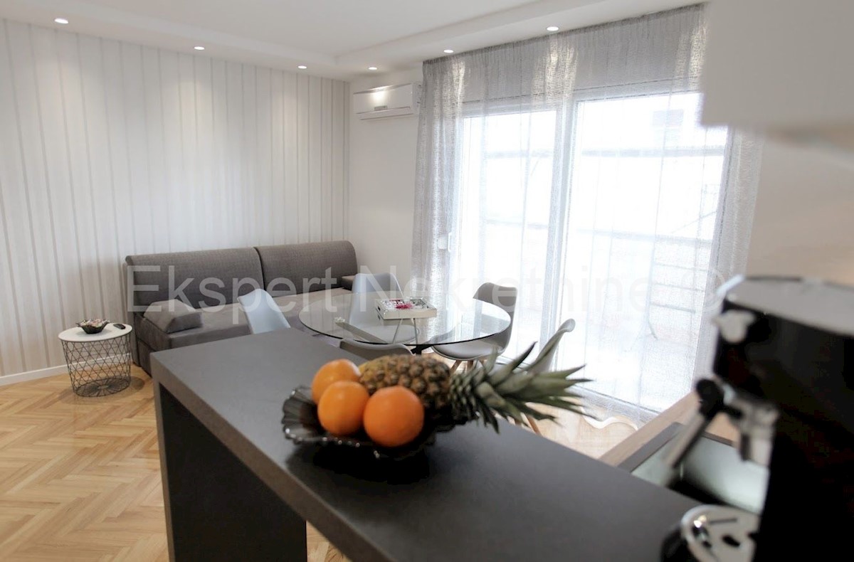 K. Kambelovac, casa indipendente con piscina, garage e cottage a 25 metri dal mare