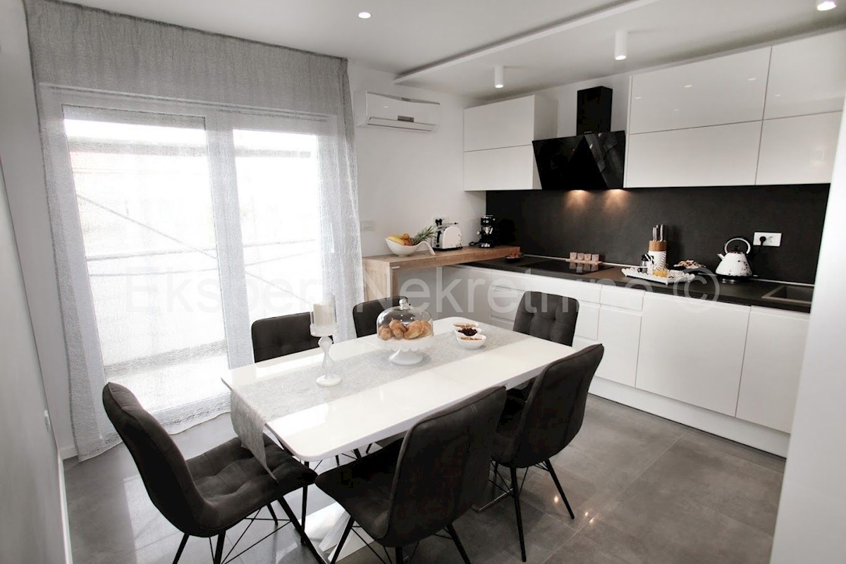 K. Kambelovac, casa indipendente con piscina, garage e cottage a 25 metri dal mare