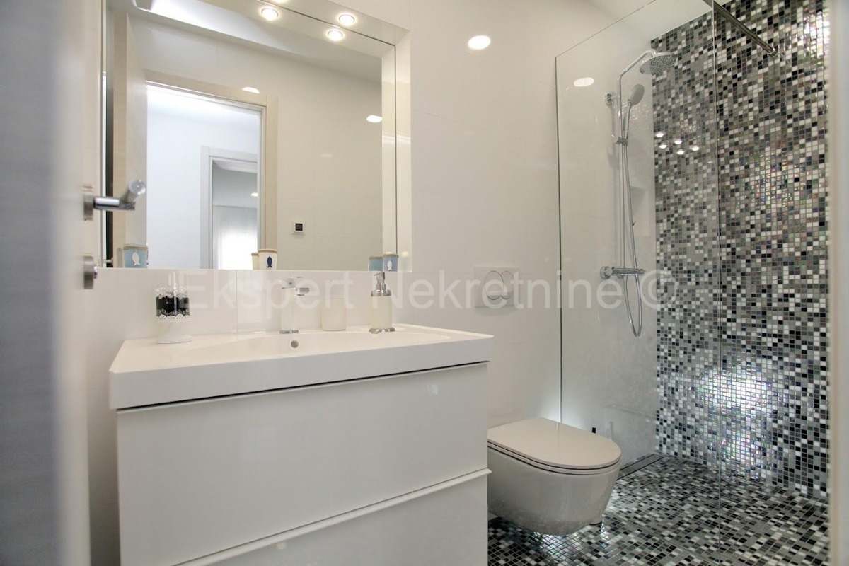 K. Kambelovac, casa indipendente con piscina, garage e cottage a 25 metri dal mare