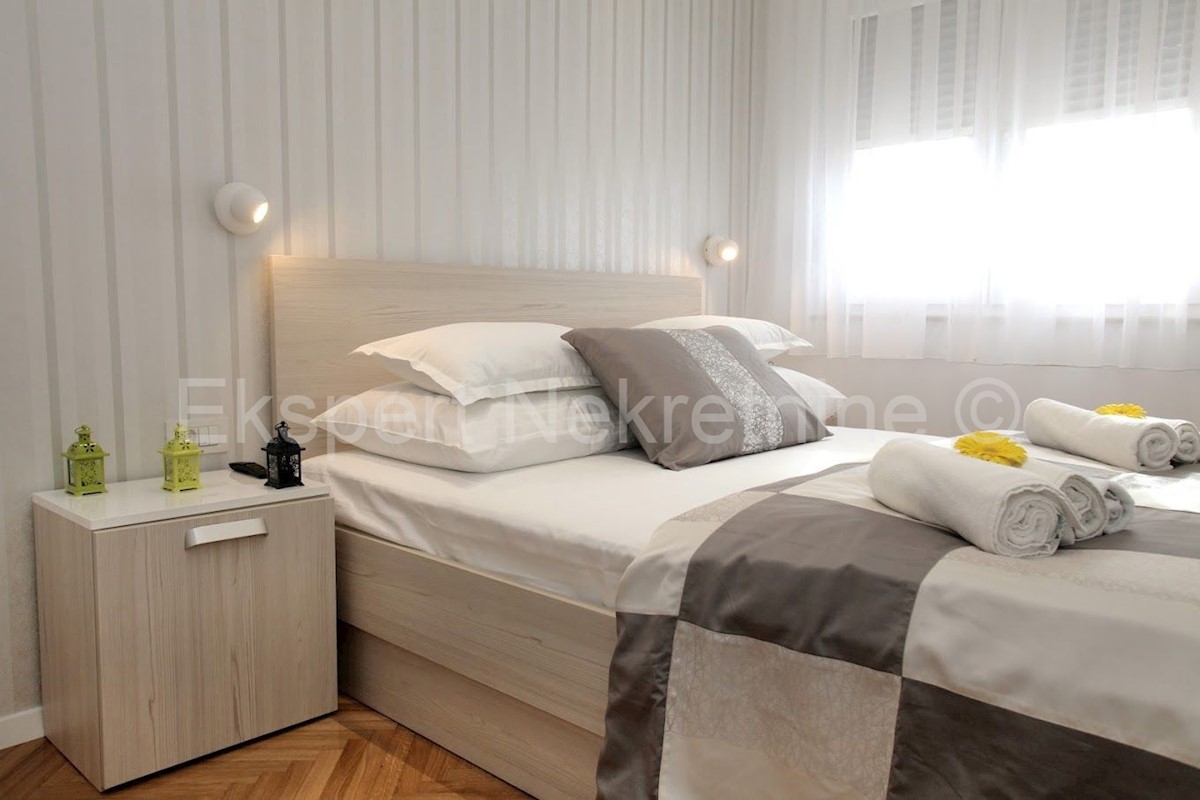 K. Kambelovac, casa indipendente con piscina, garage e cottage a 25 metri dal mare