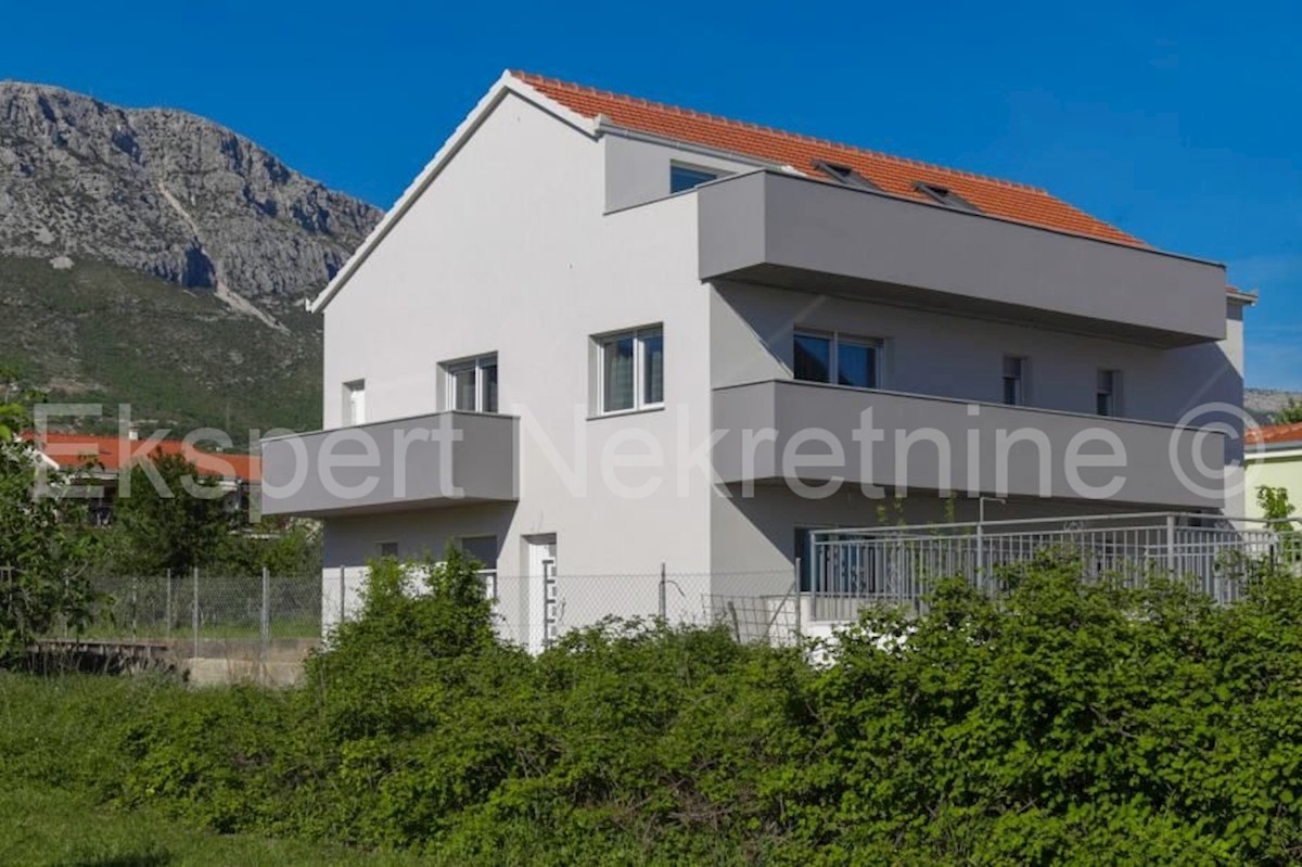 K. Kambelovac, casa indipendente con piscina, garage e cottage a 25 metri dal mare