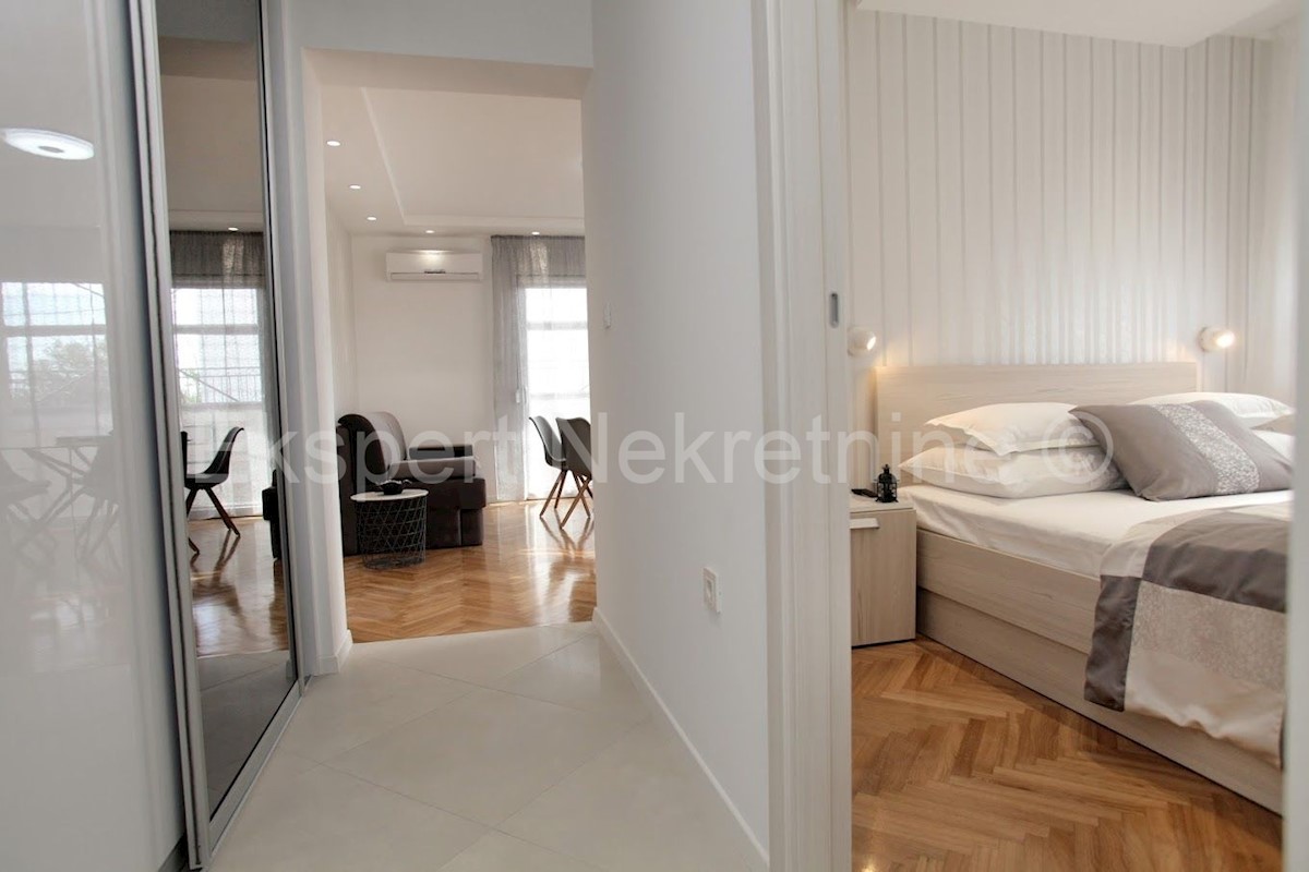 K. Kambelovac, casa indipendente con piscina, garage e cottage a 25 metri dal mare