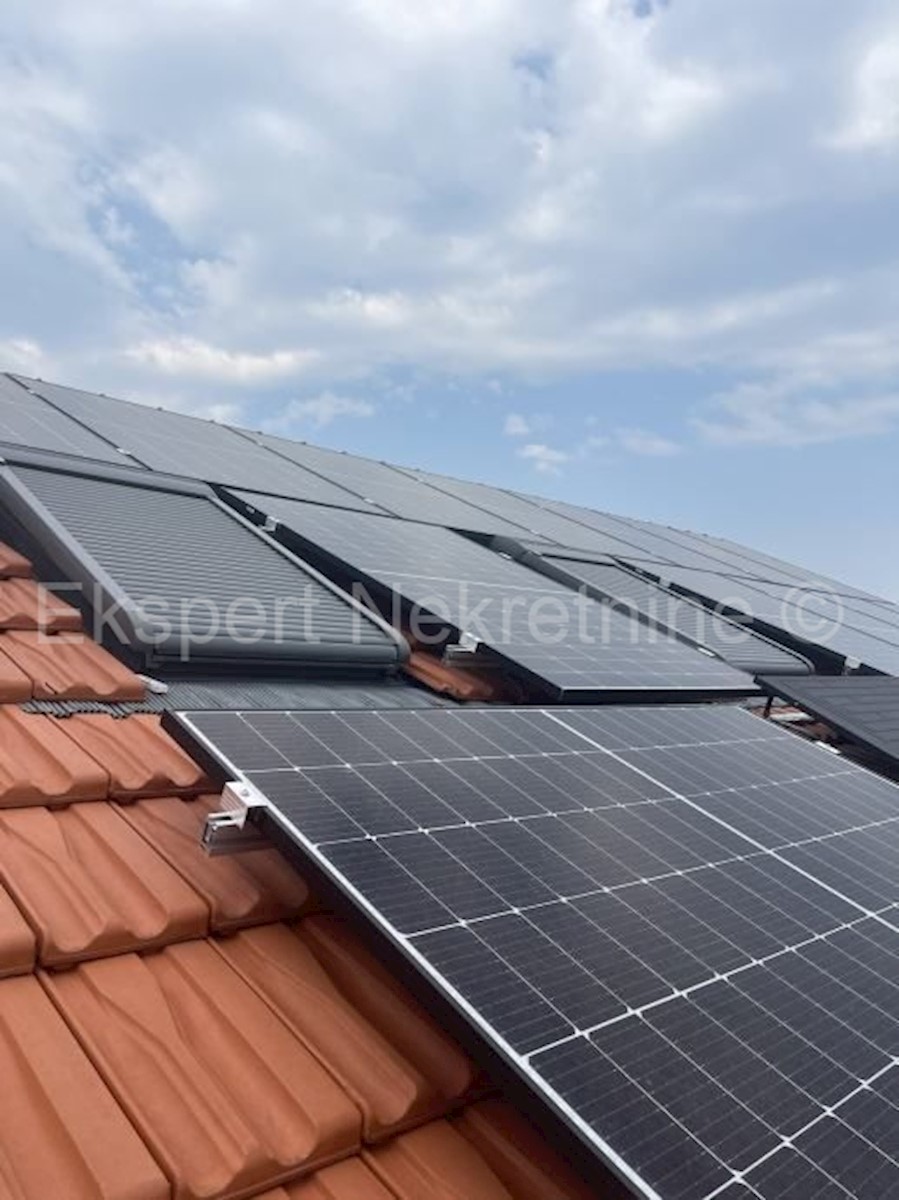 K. Kambelovac, casa indipendente con piscina, garage e cottage a 25 metri dal mare