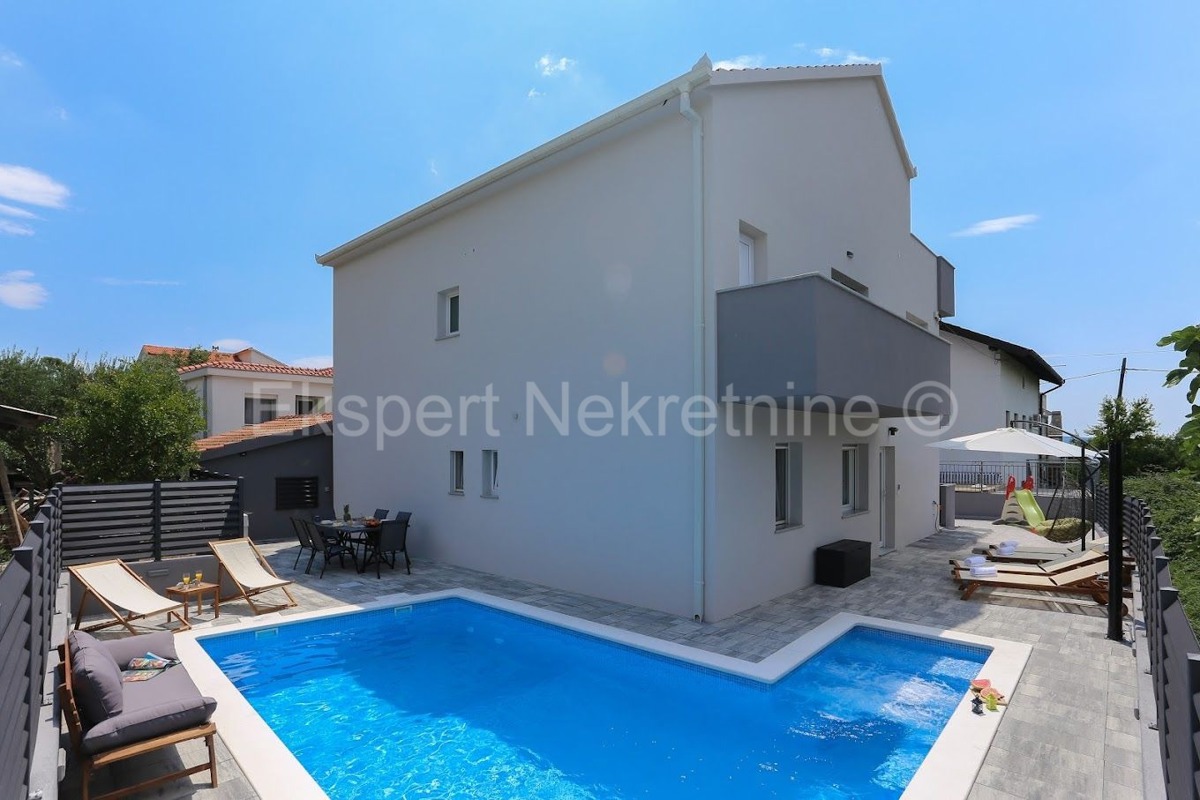 K. Kambelovac, casa indipendente con piscina, garage e cottage a 25 metri dal mare