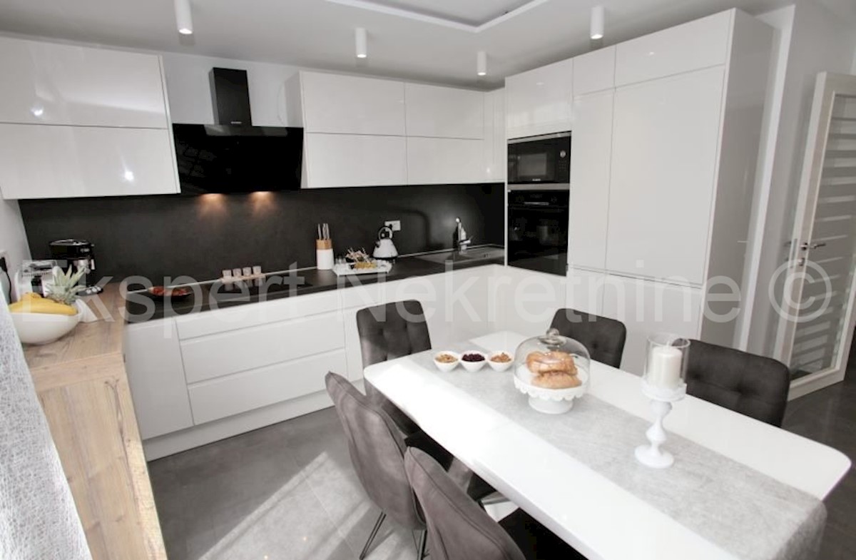 K. Kambelovac, casa indipendente con piscina, garage e cottage a 25 metri dal mare