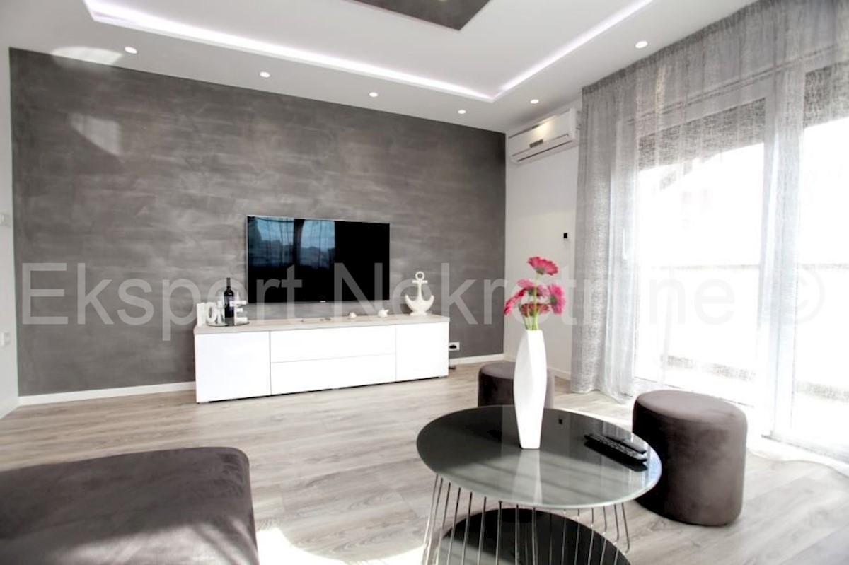 K. Kambelovac, casa indipendente con piscina, garage e cottage a 25 metri dal mare