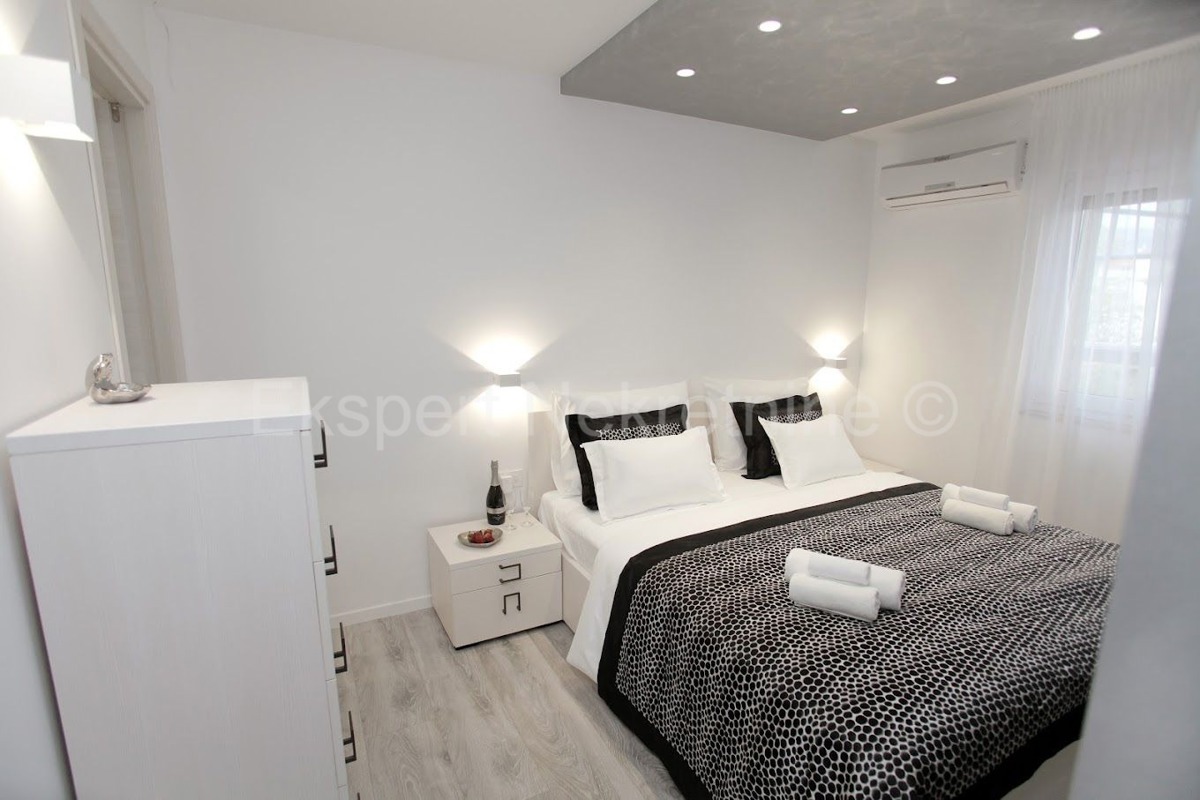 K. Kambelovac, casa indipendente con piscina, garage e cottage a 25 metri dal mare