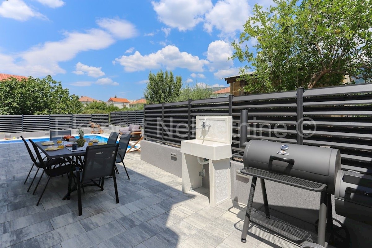 K. Kambelovac, casa indipendente con piscina, garage e cottage a 25 metri dal mare