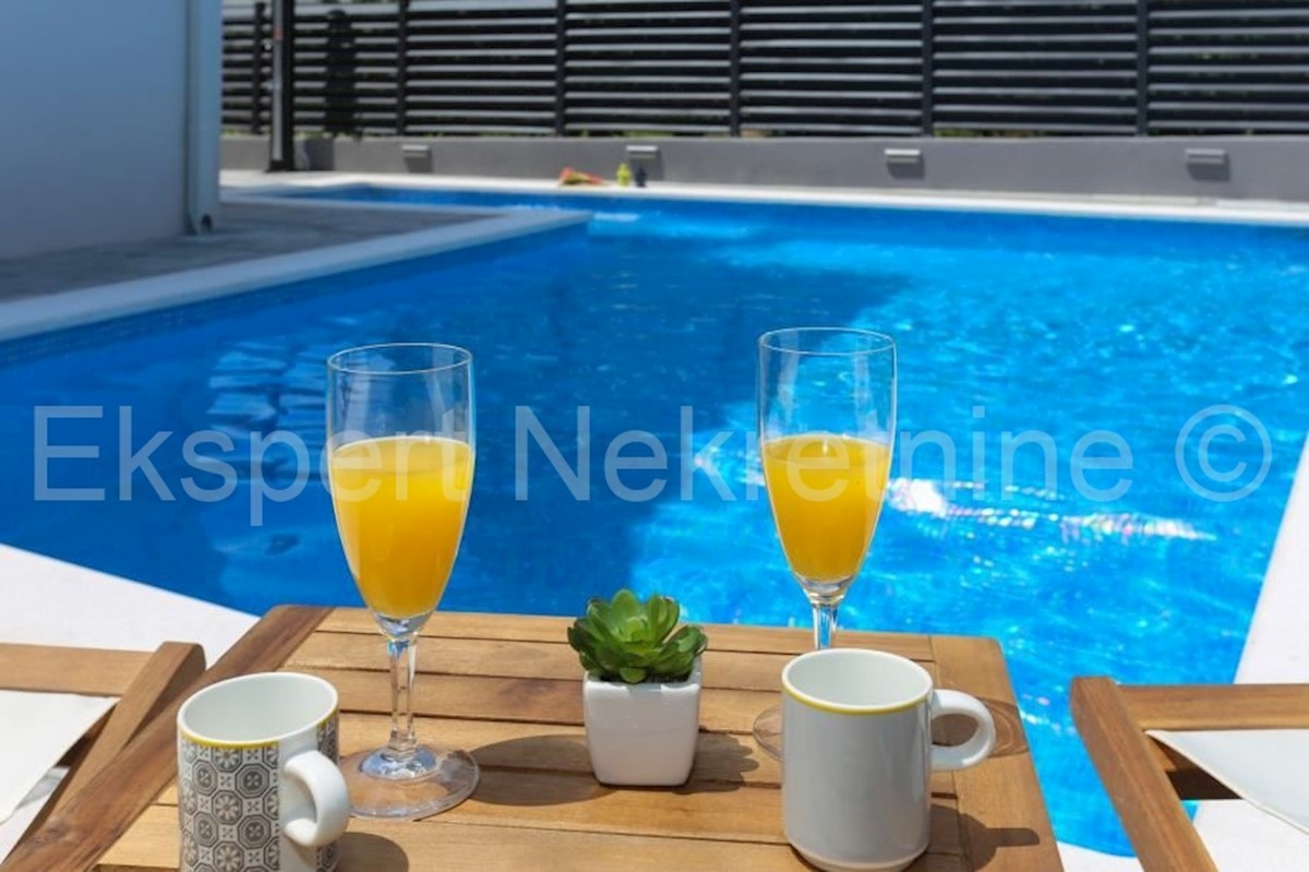 K. Kambelovac, casa indipendente con piscina, garage e cottage a 25 metri dal mare