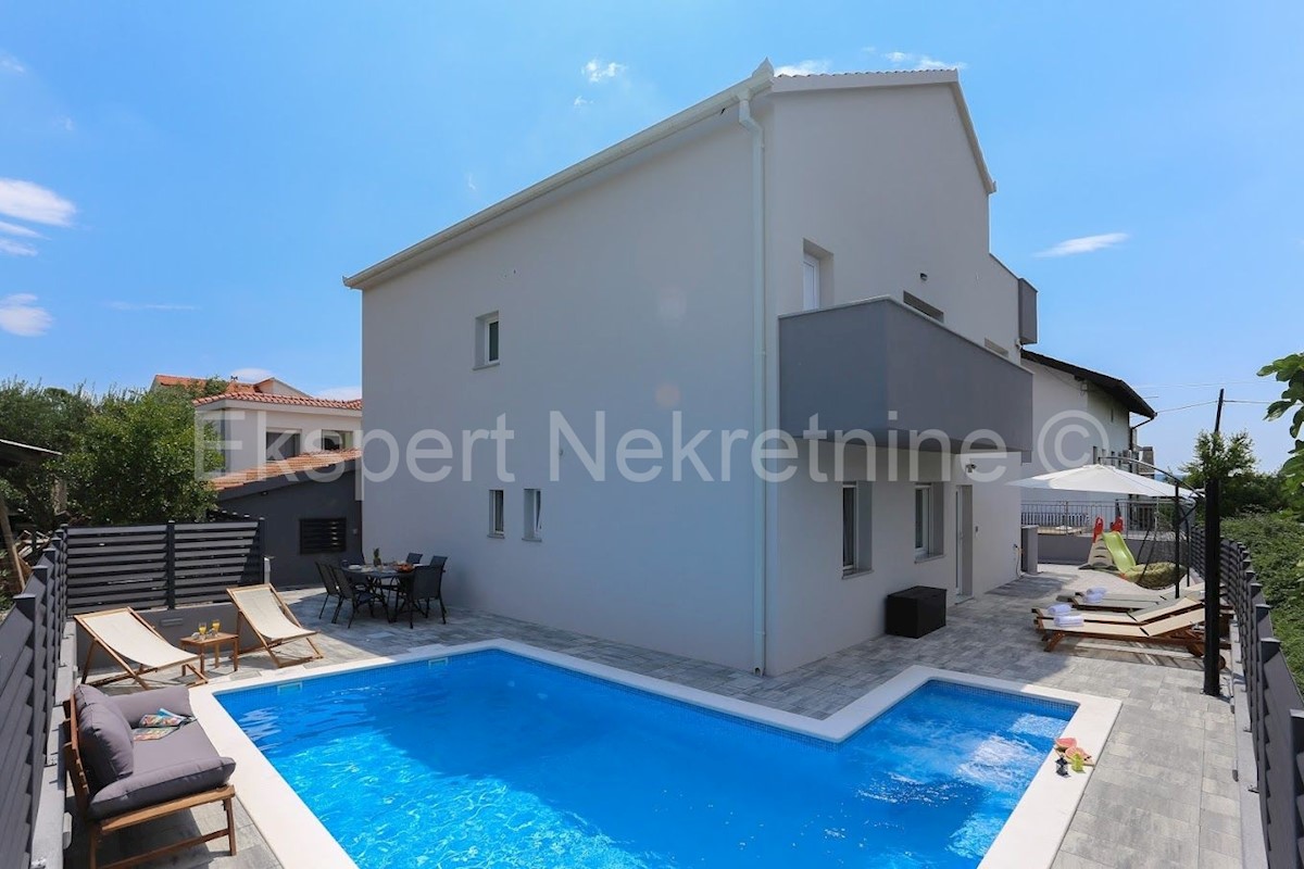 K. Kambelovac, casa indipendente con piscina, garage e cottage a 25 metri dal mare