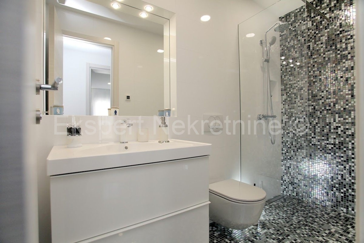 K. Kambelovac, casa indipendente con piscina, garage e cottage a 25 metri dal mare