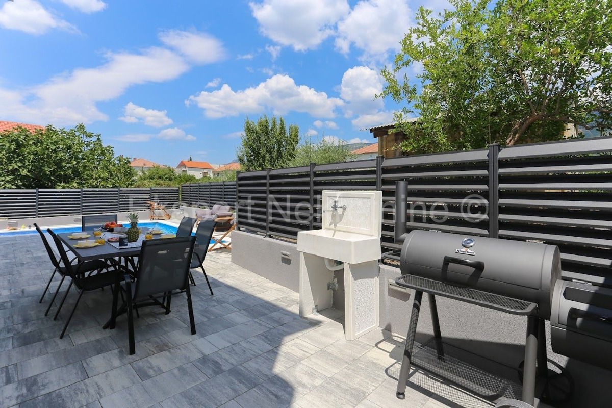 K. Kambelovac, casa indipendente con piscina, garage e cottage a 25 metri dal mare