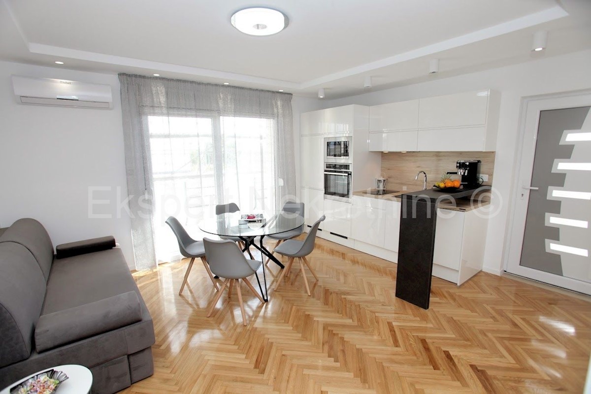 K. Kambelovac, casa indipendente con piscina, garage e cottage a 25 metri dal mare