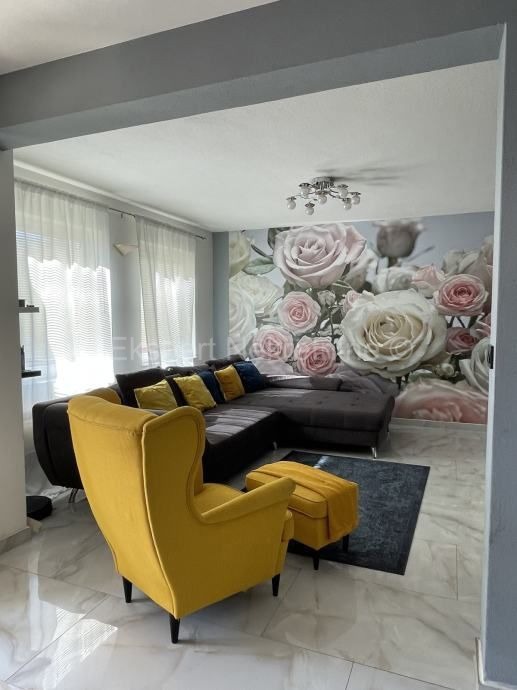 Spalato, Sirobuja, casa indipendente 320m2 con piscina e garage, 750 metri dal mare