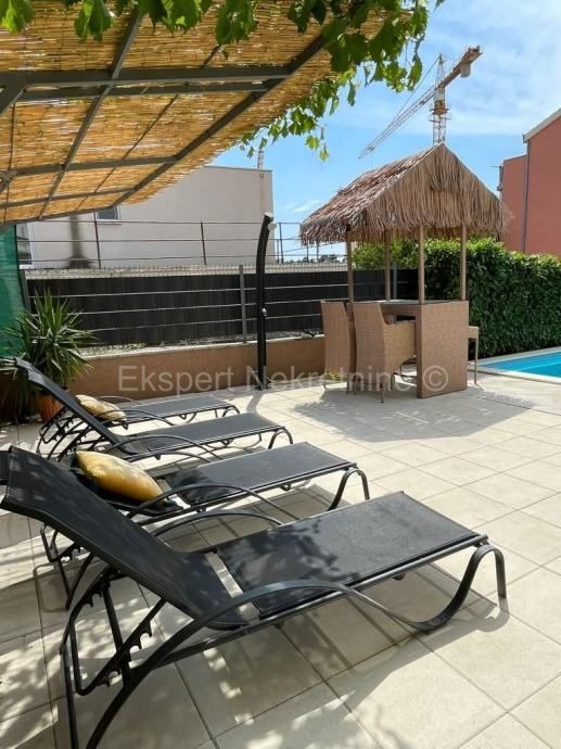 Spalato, Sirobuja, casa indipendente 320m2 con piscina e garage, 750 metri dal mare