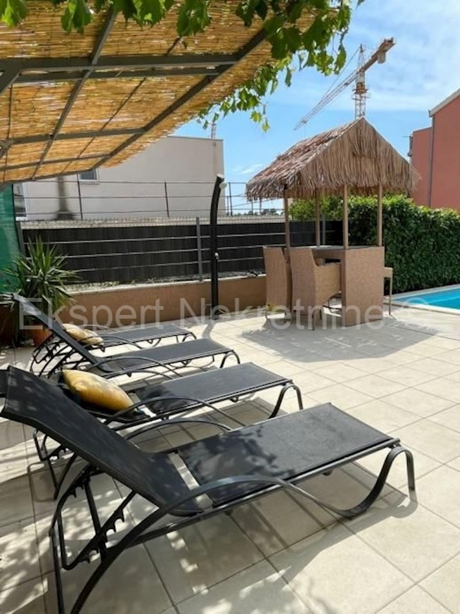 Spalato, Sirobuja, casa indipendente 320m2 con piscina e garage, 750 metri dal mare