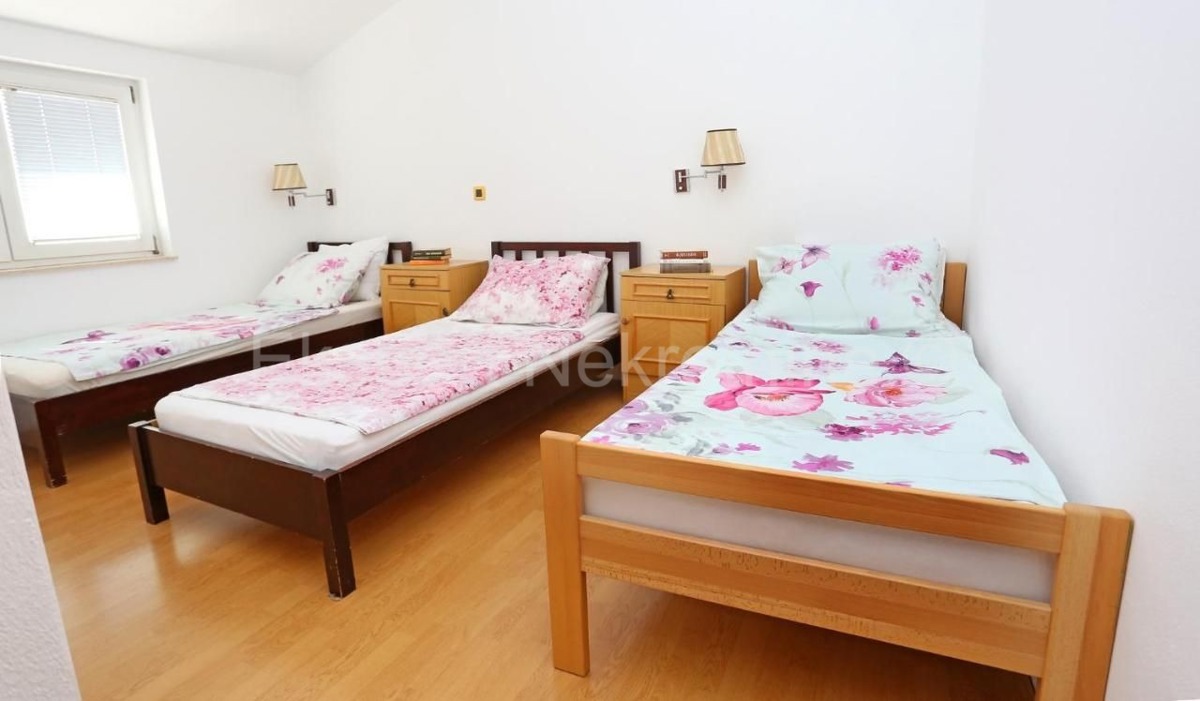 Spalato, Sirobuja, casa indipendente 320m2 con piscina e garage, 750 metri dal mare