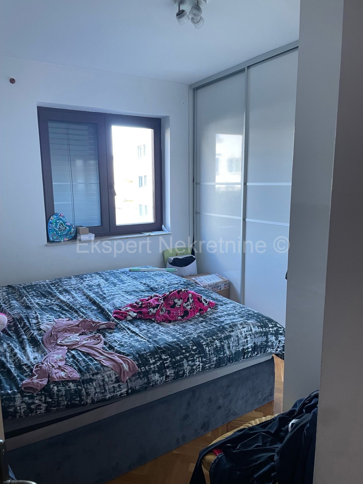 Trogir, appartamento trilocale 90m2 con loggia e legnaia al primo piano