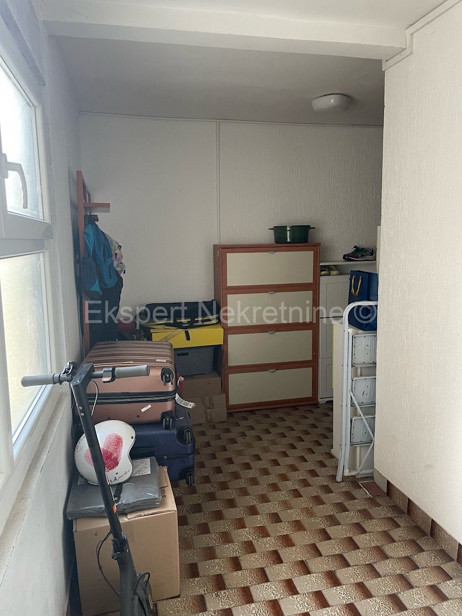 Trogir, appartamento trilocale 90m2 con loggia e legnaia al primo piano