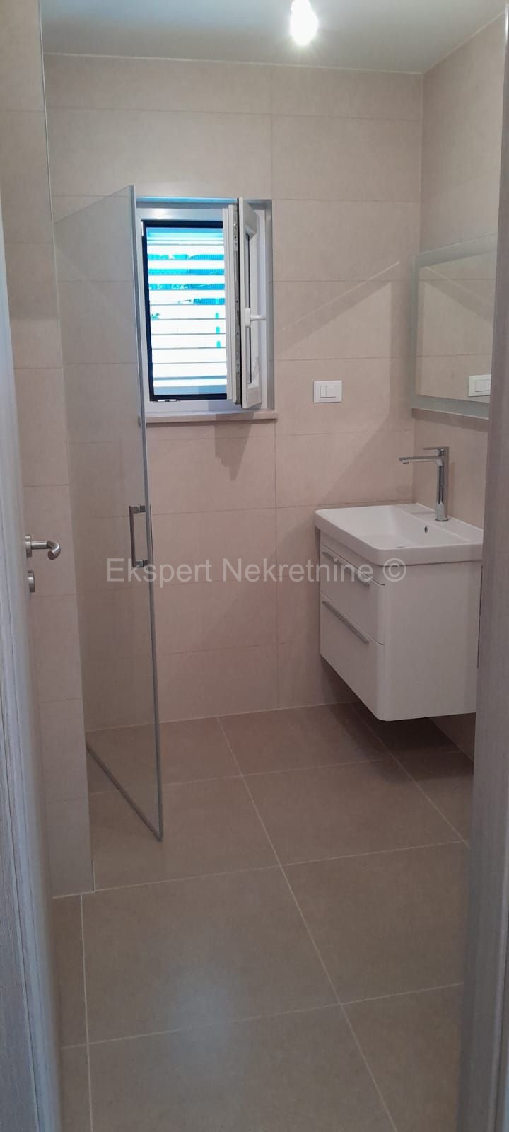 Čiovo, Okrug G., casa indipendente 163 m2, con 2 appartamenti, piscina, cucina estiva.