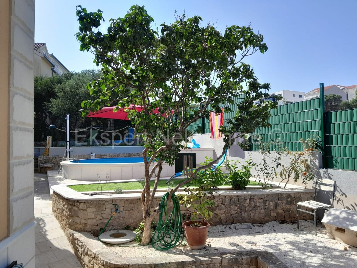 Čiovo, Okrug G., casa indipendente 163 m2, con 2 appartamenti, piscina, cucina estiva.