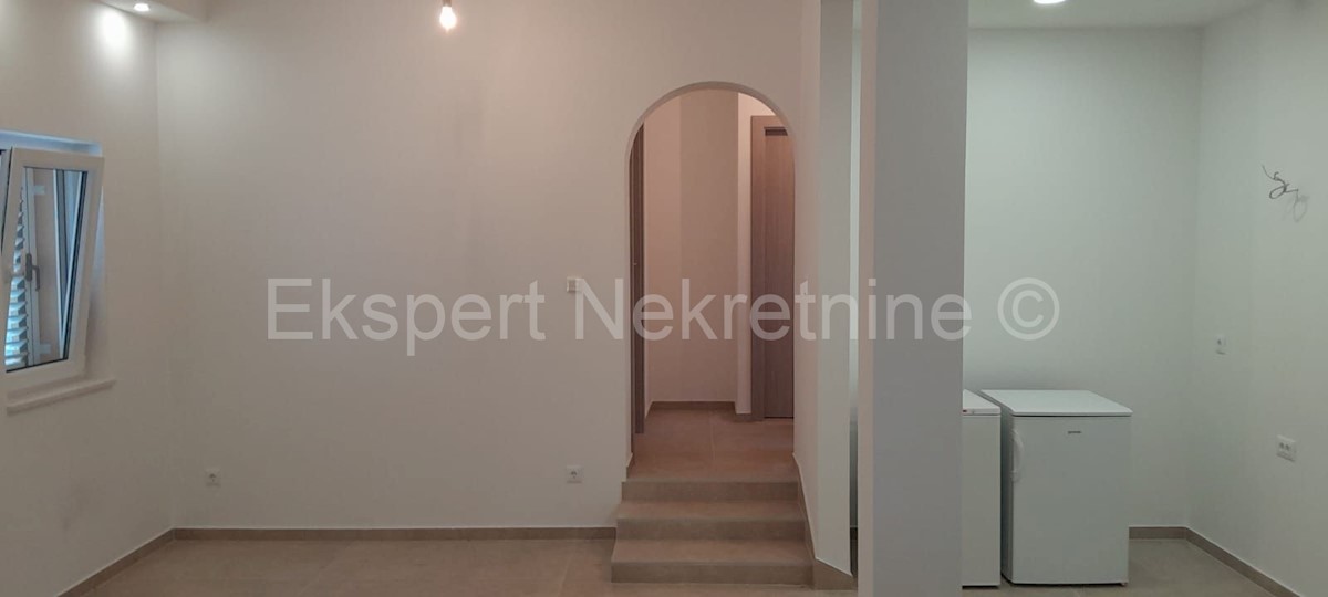 Čiovo, Okrug G., casa indipendente 163 m2, con 2 appartamenti, piscina, cucina estiva.