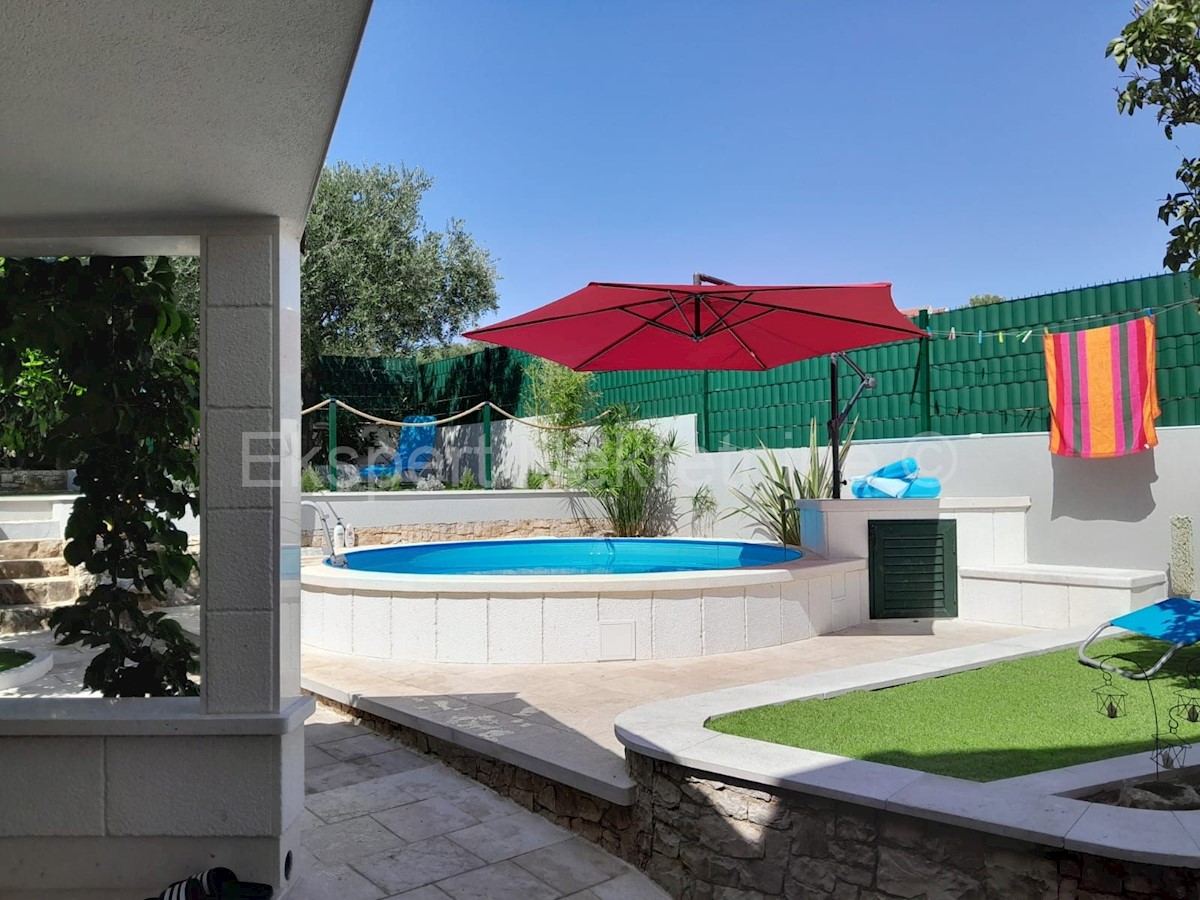 Čiovo, Okrug G., casa indipendente 163 m2, con 2 appartamenti, piscina, cucina estiva.