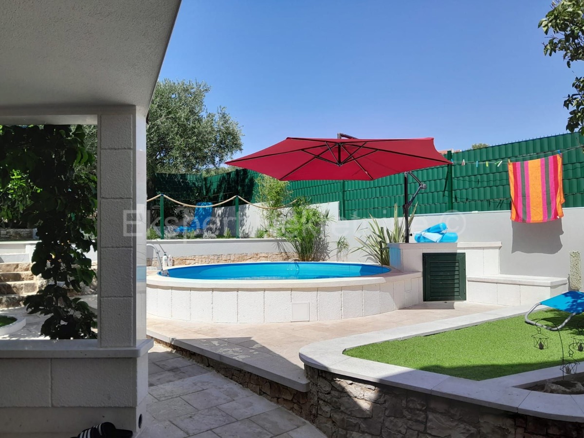 Čiovo, Okrug G., casa indipendente 163 m2, con 2 appartamenti, piscina, cucina estiva.