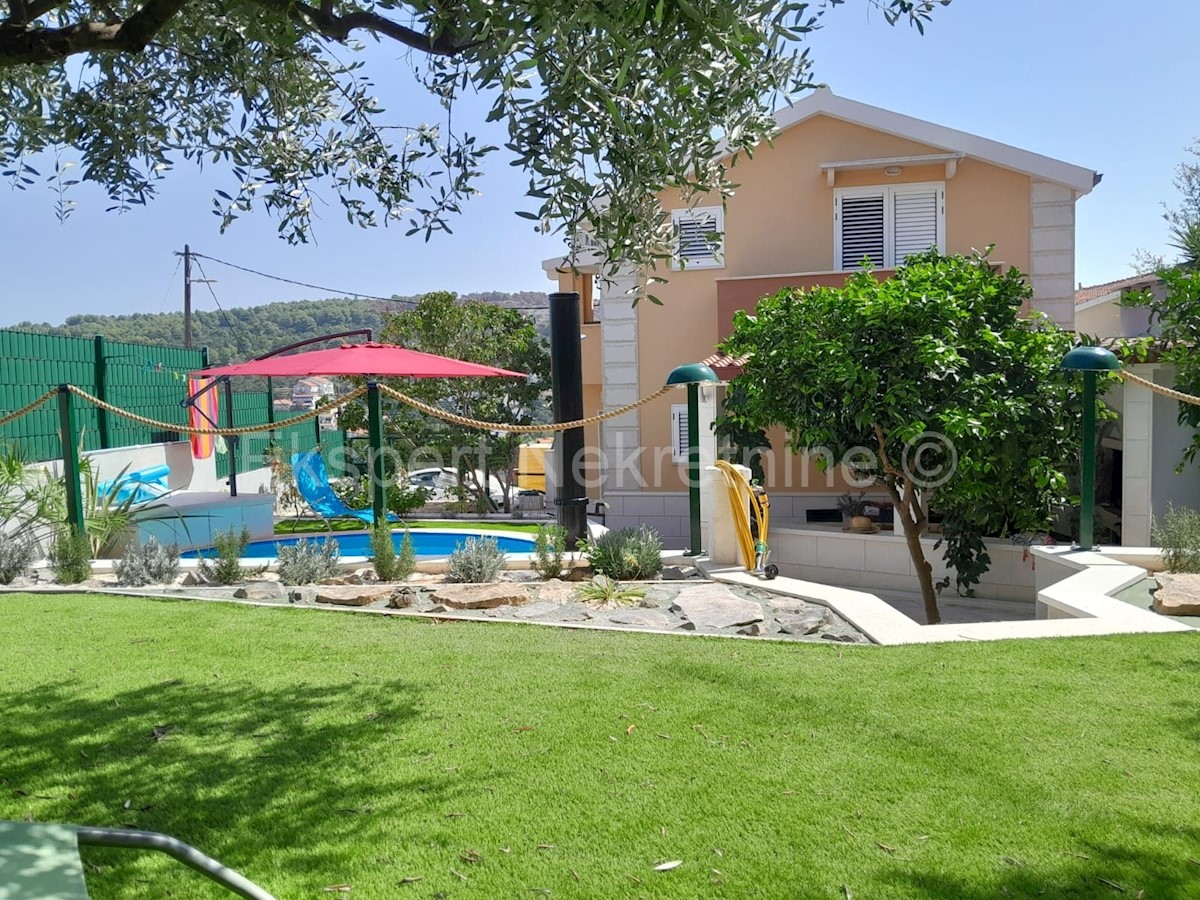 Čiovo, Okrug G., casa indipendente 163 m2, con 2 appartamenti, piscina, cucina estiva.