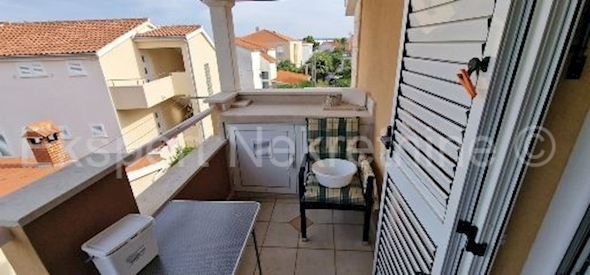 Čiovo, Okrug G., casa indipendente 163 m2, con 2 appartamenti, piscina, cucina estiva.