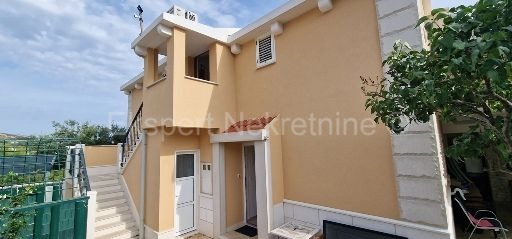 Čiovo, Okrug G., casa indipendente 163 m2, con 2 appartamenti, piscina, cucina estiva.