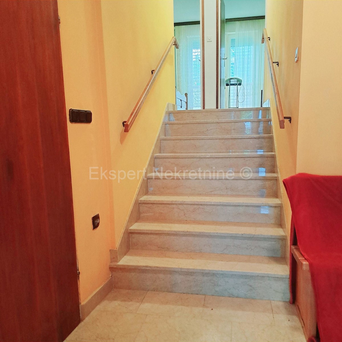 Split, Split 3, appartamento trilocale 86m2 con cortile 50m2, necessita di decorazione