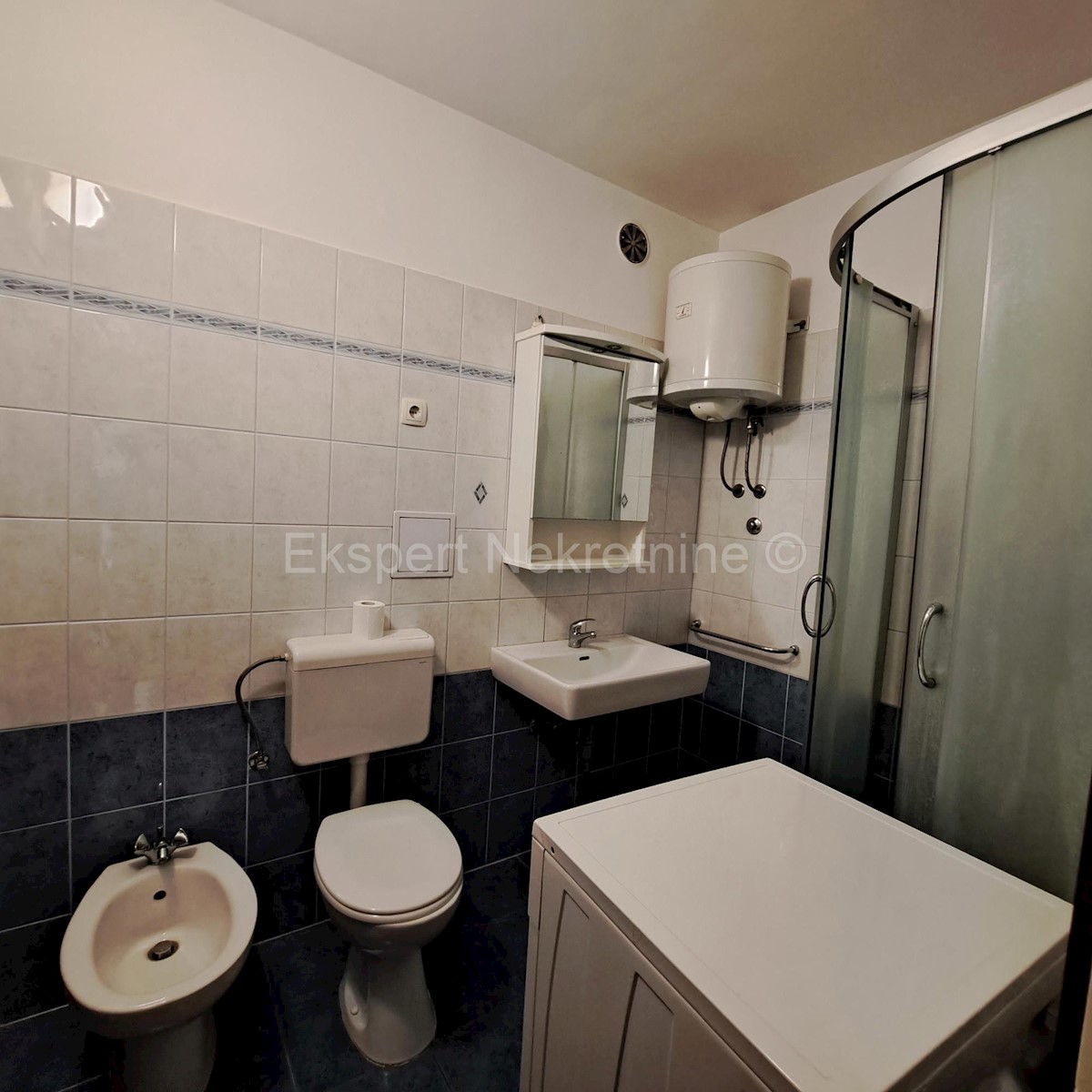 Split, Split 3, appartamento trilocale 86m2 con cortile 50m2, necessita di decorazione