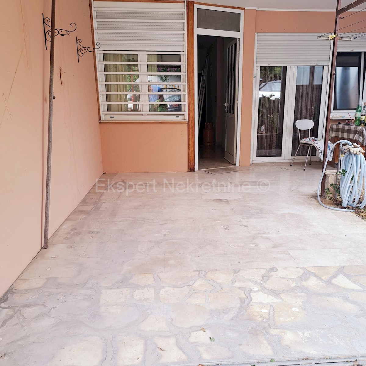 Split, Split 3, appartamento trilocale 86m2 con cortile 50m2, necessita di decorazione