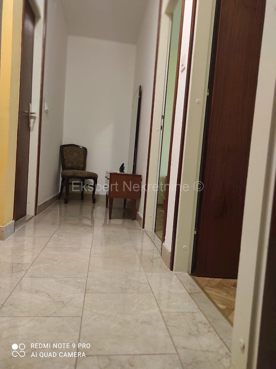 Split, Split 3, appartamento trilocale 86m2 con cortile 50m2, necessita di decorazione
