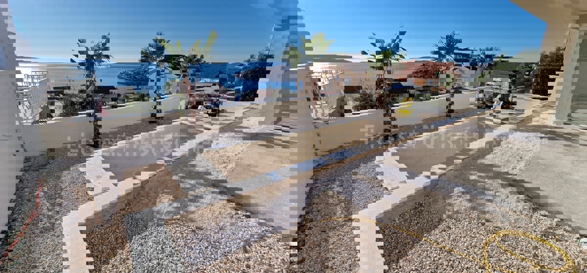 Čiovo, Okrug G., 3-bedroom apartment 114m2 + garden 202m2 + private pool 19m2