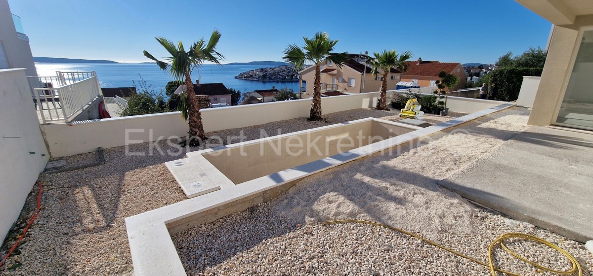 Čiovo, Okrug G., 3-bedroom apartment 114m2 + garden 202m2 + private pool 19m2