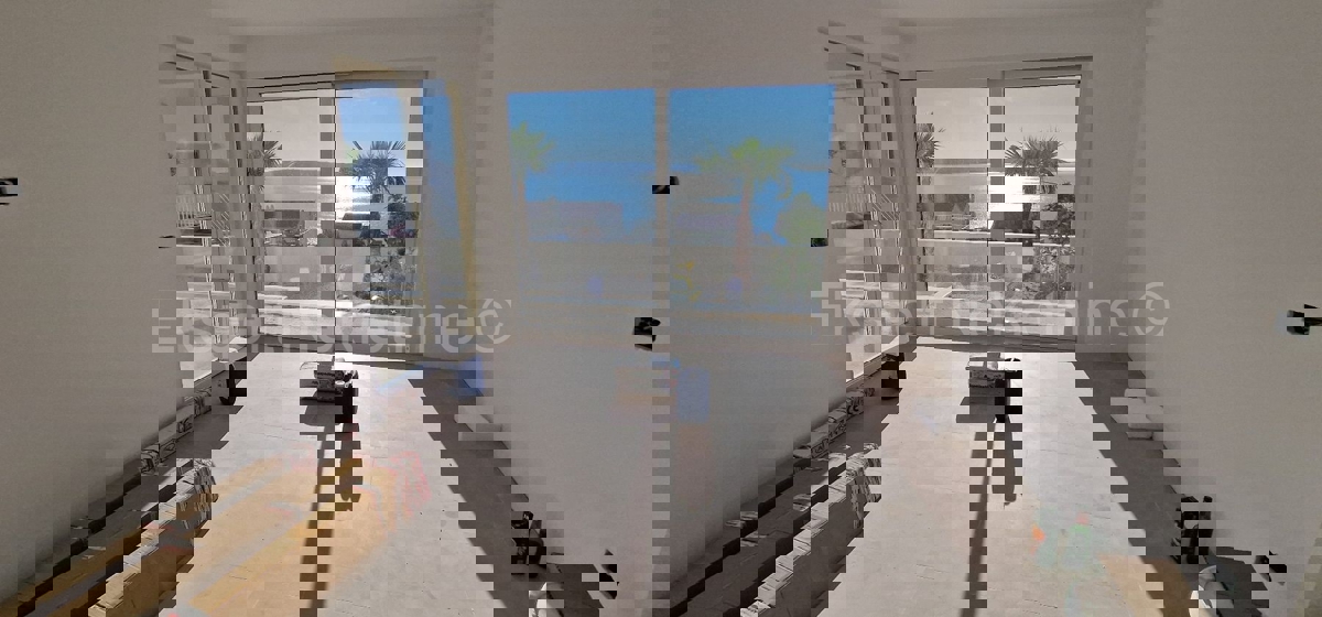 Čiovo, Okrug G., 3-bedroom apartment 114m2 + garden 202m2 + private pool 19m2