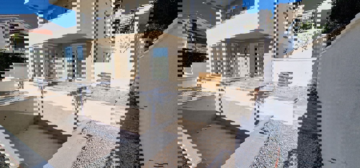 Čiovo, Okrug G., 3-bedroom apartment 114m2 + garden 202m2 + private pool 19m2