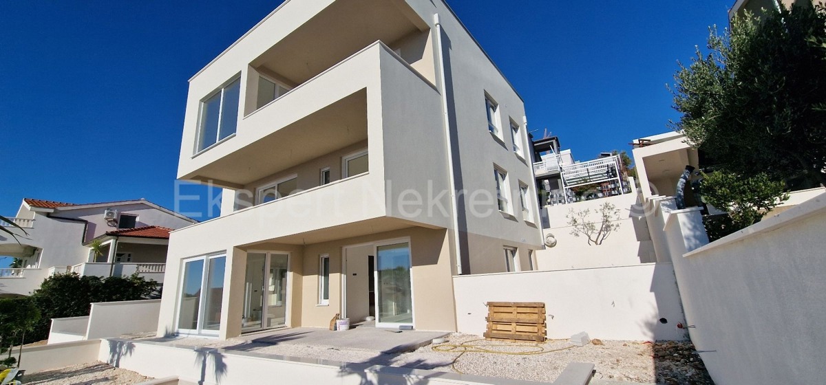 Čiovo, Okrug G., 3-bedroom apartment 114m2 + garden 202m2 + private pool 19m2