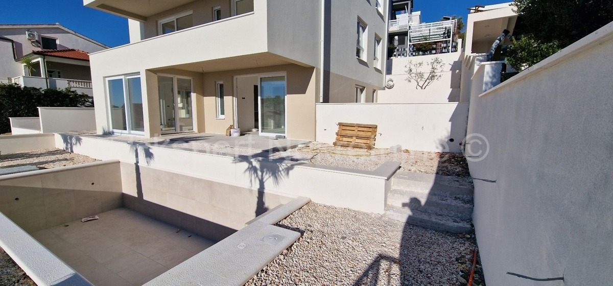 Čiovo, Okrug G., 3-bedroom apartment 114m2 + garden 202m2 + private pool 19m2